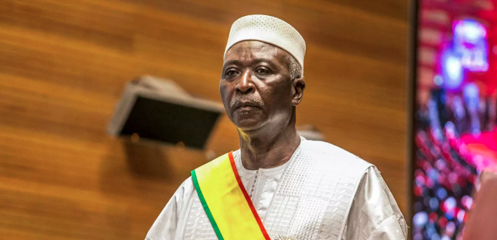 Au Mali, le premier ministre a présenté la démission du Gouvernement. Le président de la Transition, Bah Ndaw, qui a accepté ladite démission, a reconduit le chef du gouvernement. Maintenu à son poste, Moctar Ouane aura, à présent, la charge de constituer un attelage «plus inclusif» et «faisant plus de place à la classe politique», selon Jeune Afrique. Cette décision serait liée à la rencontre entre Bah N’Daw et les représentants du Mouvement du 5 juin-Rassemblement des forces patriotiques (M5-RFP), le 6 mai dernier, selon JA. Le M5 avait alors réclamé, par la voix de Choguel Maïga, président du comité stratégique du mouvement, « la démission du gouvernement » et une « rectification de la transition ». Il avait également rappelé avoir introduit une procédure devant la Cour suprême réclamant la dissolution du gouvernement et celle du Conseil national de transition (CNT), l’organe législatif, réclamant la mise en place d’une instance « plus respectueuse de la loi et plus légitime ».