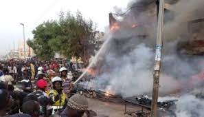 Un incendie s’est déclaré, aujourd’hui, à Darou Khoudouss, un village de la commune de Kéréwane dans le département de Médina Yoro Foulah. Selon nos confrères du journal l'As, le bilan provisoire fait état d'une trentaine de maisons parties en fumée, des chevaux, ânes, chèvres et moutons décimés par les flammes. Les sapeurs-pompiers qui ont quitté Kolda à une centaine de kilomètres n’ont fait que constater les dégâts à cause l’absence de routes praticables. Une enquête est ouverte pour déterminer la cause.